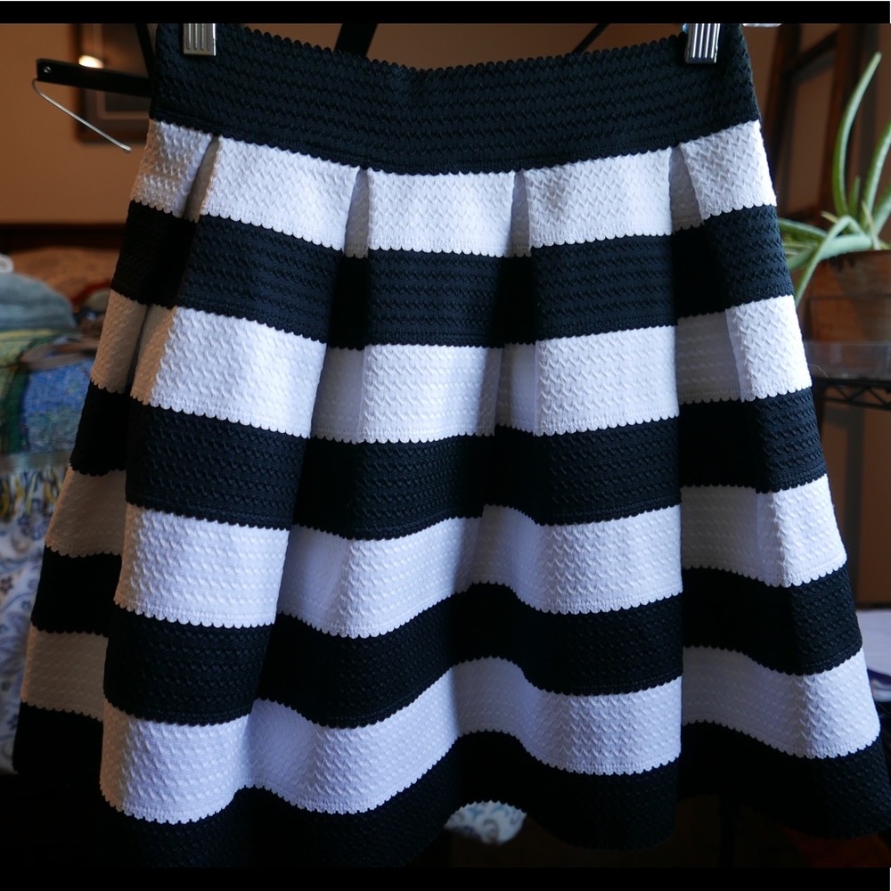 Express pleated black & white mini elastic waist